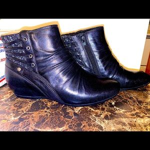 Black BareTraps booties!